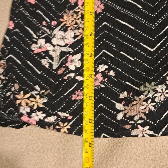 Maurices 3/4 Sleeve Tunic Size MD.. Keyhole Front Fasten.. Black Floral Print - Picture 7 of 8